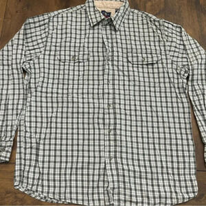 Excellent condition men’s Wrangler collared button down. 100% cotton size L.